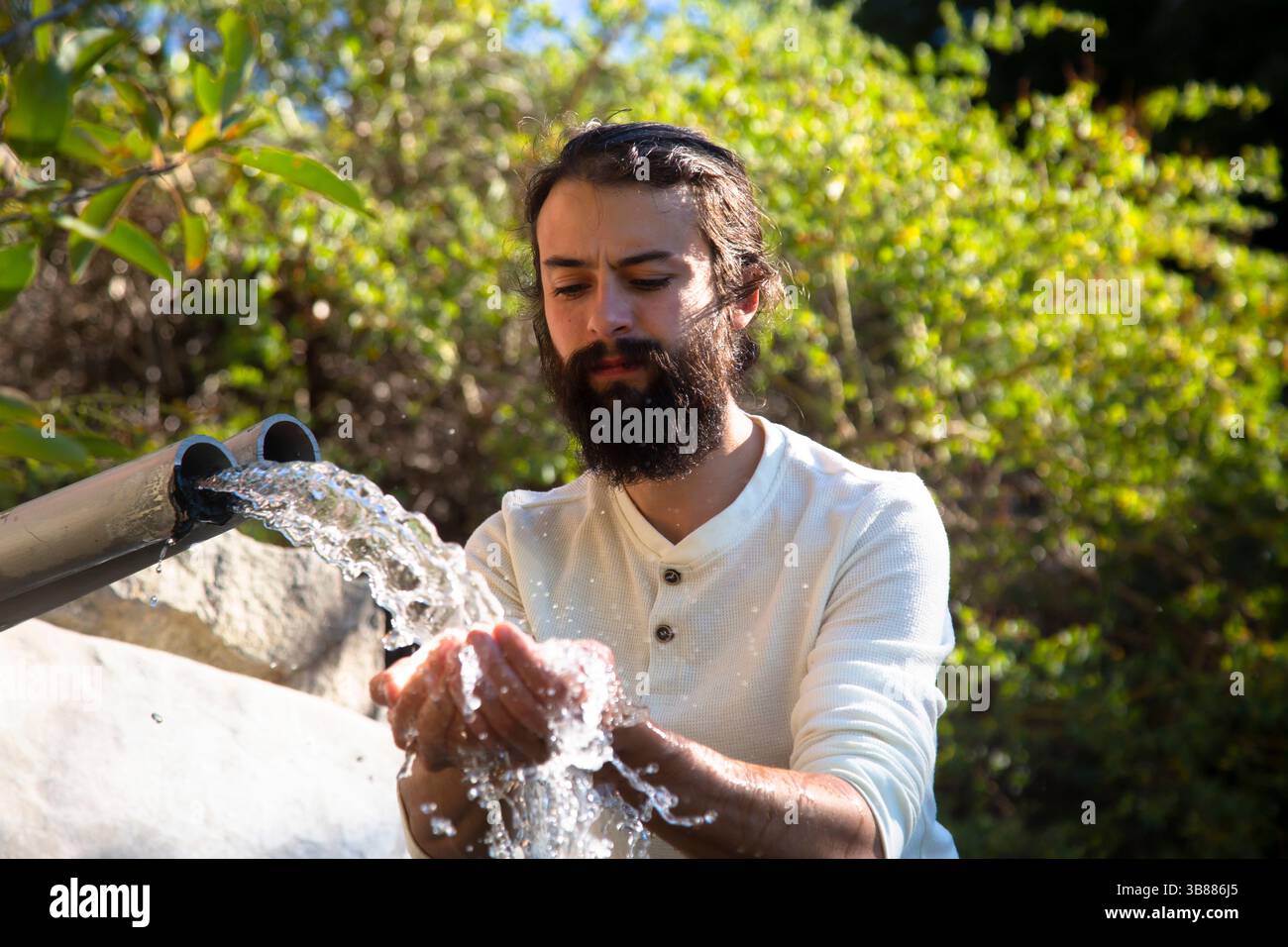 7. Oktober 2023 – Lake Arrowhead, Kalifornien, USA – der Aktivist Bridger Zadina macht ein eindrucksvolles Bild, das den Fluss des Quellwassers aus der BlueTriton-Pfeife im San Bernardino National Forest enthüllt. Dieses Wasser dient einem wichtigen Zweck, da das Unternehmen verpflichtet ist, eine bestimmte Menge freizusetzen, um die Tierwelt in der Region zu unterstützen. Allerdings wurde eine kürzlich durchgeführte Studie eingeleitet, um eine abgelaufene Sondergenehmigung zu untersuchen, die der Arrowhead Water Flaschenfirma die Erlaubnis einräumt, ganzjährig Quellwasser aus Strawberry Creek innerhalb des Waldes zu sammeln. Dieses Wasser wird durch stabile Stahlrohre transportiert Stockfoto