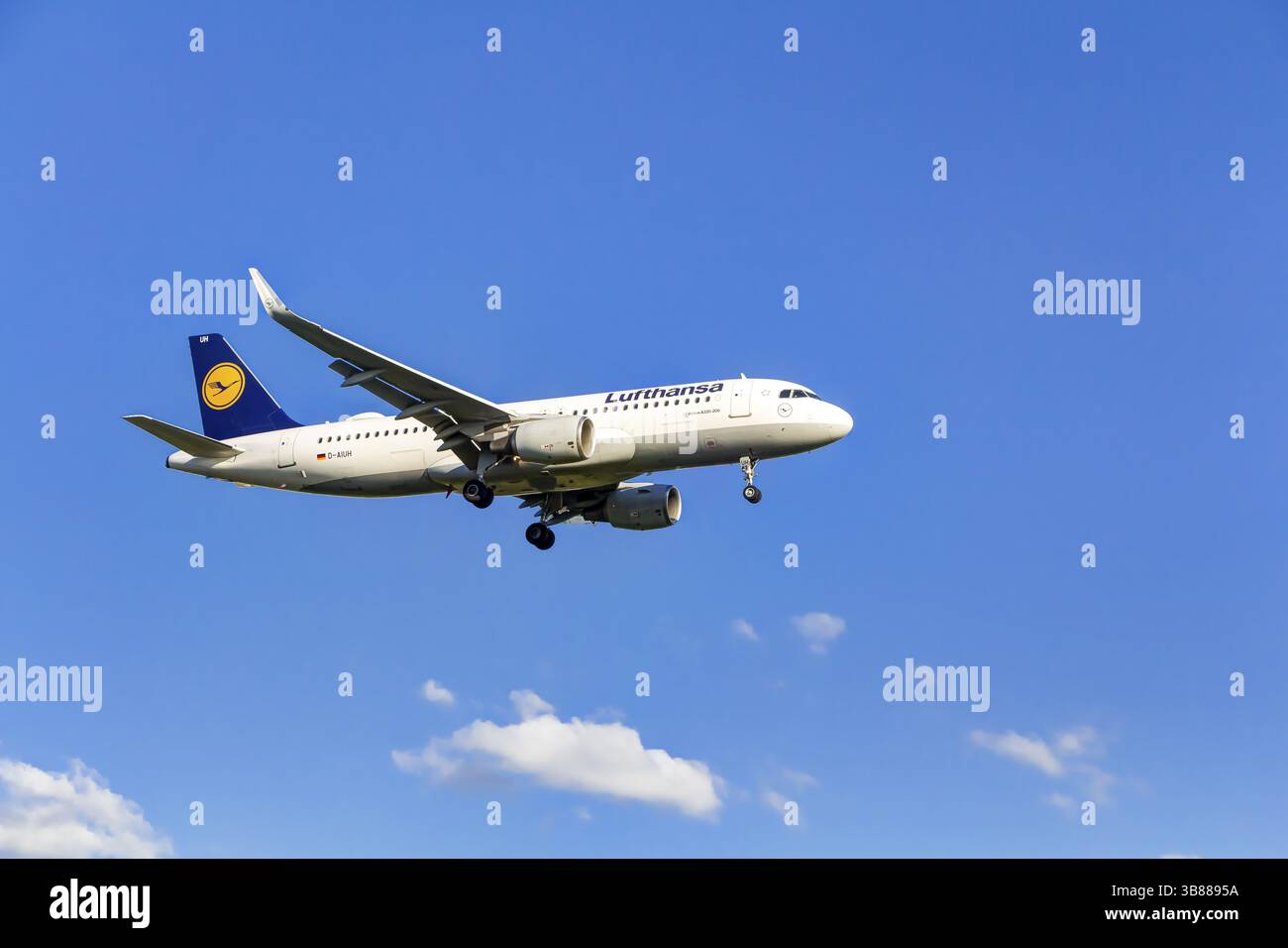 Lufthansa Airbus 320 im Landeanflug auf den Flughafen Frankfurt am Main, Deutschland Stockfoto