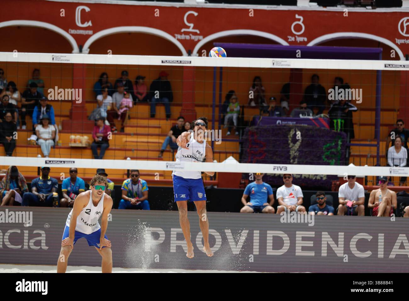 6. Oktober 2023, Tlaxcala, Mexiko: Youssef Krou (1) aus Frankreich tritt während des Spiels Menâ gegen FIVB der Beachvolleyball-Weltmeisterschaft an. Am 6. Oktober 2023 in Tlaxcala, Mexiko. (Bild: © Essene Hernandez/Okularis via ZUMA Press Wire) Stockfoto