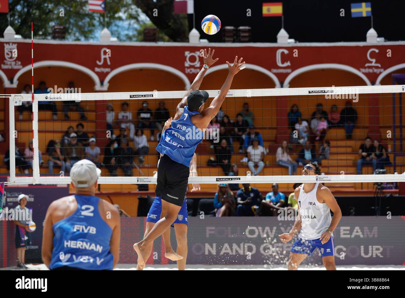 6. Oktober 2023, Tlaxcala, Mexiko: Peter Hernandez (1) von der FIVB-Mannschaft tritt beim Menâ-Spiel Frankreich gegen FIVB bei der Beachvolleyball-Weltmeisterschaft an. Am 6. Oktober 2023 in Tlaxcala, Mexiko. (Bild: © Essene Hernandez/Okularis via ZUMA Press Wire) Stockfoto