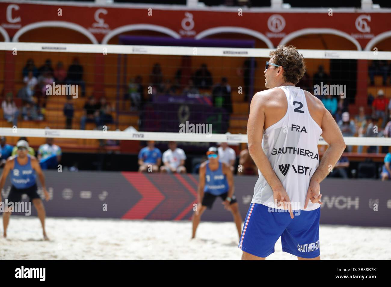 6. Oktober 2023, Tlaxcala, Mexiko: Arnaud Gauthier-Rat (2) aus Frankreich tritt beim Menâ-Spiel Frankreich gegen FIVB bei der Beachvolleyball-Weltmeisterschaft an. Am 6. Oktober 2023 in Tlaxcala, Mexiko. (Bild: © Essene Hernandez/Okularis via ZUMA Press Wire) Stockfoto