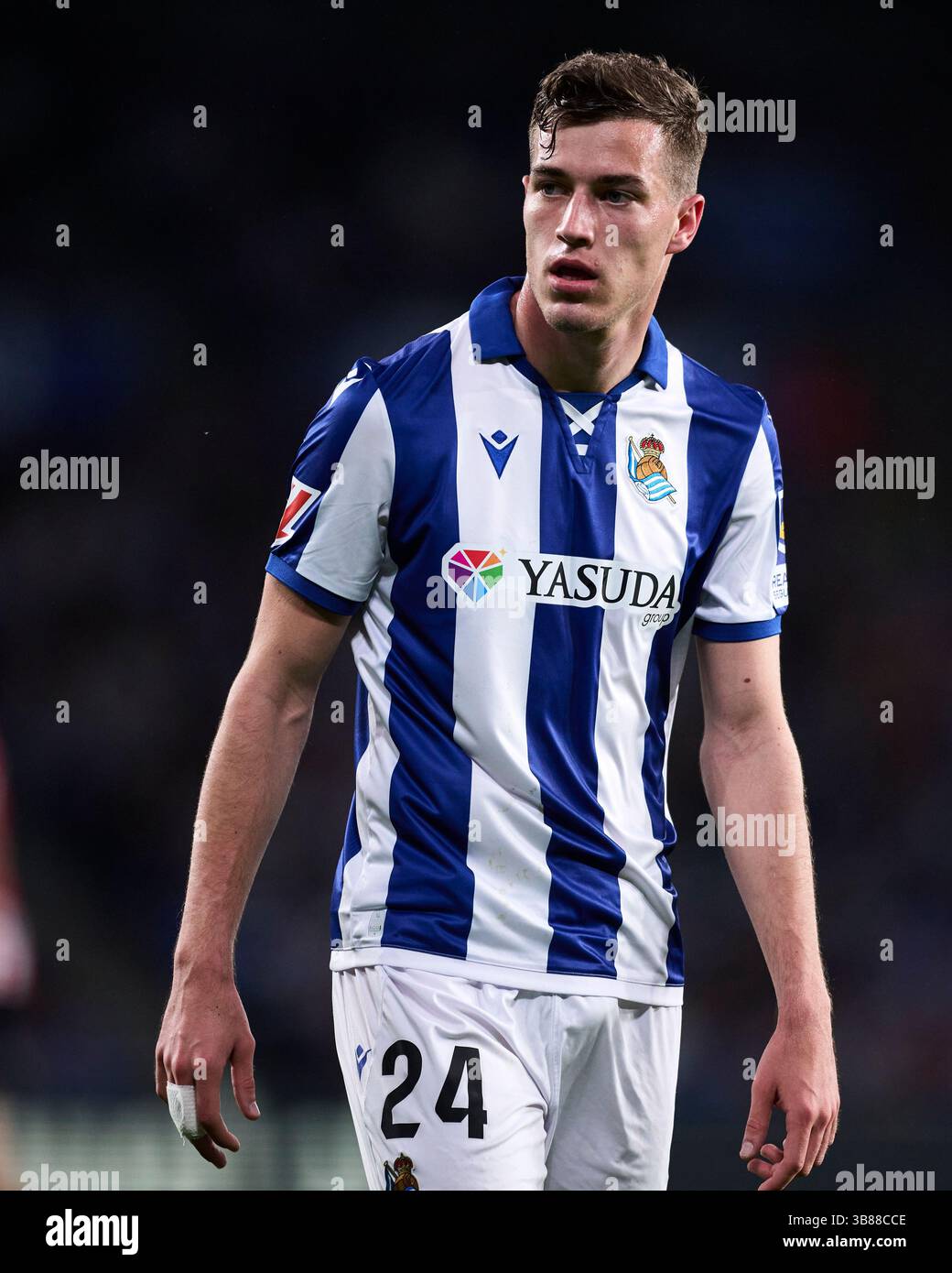 Luka Sucic von Real Sociedad sieht sich beim LaLiga EA Sports Match zwischen Real Sociedad und Athletic Club am 4. Mai 2025 in der Estadio reale Arena an Stockfoto