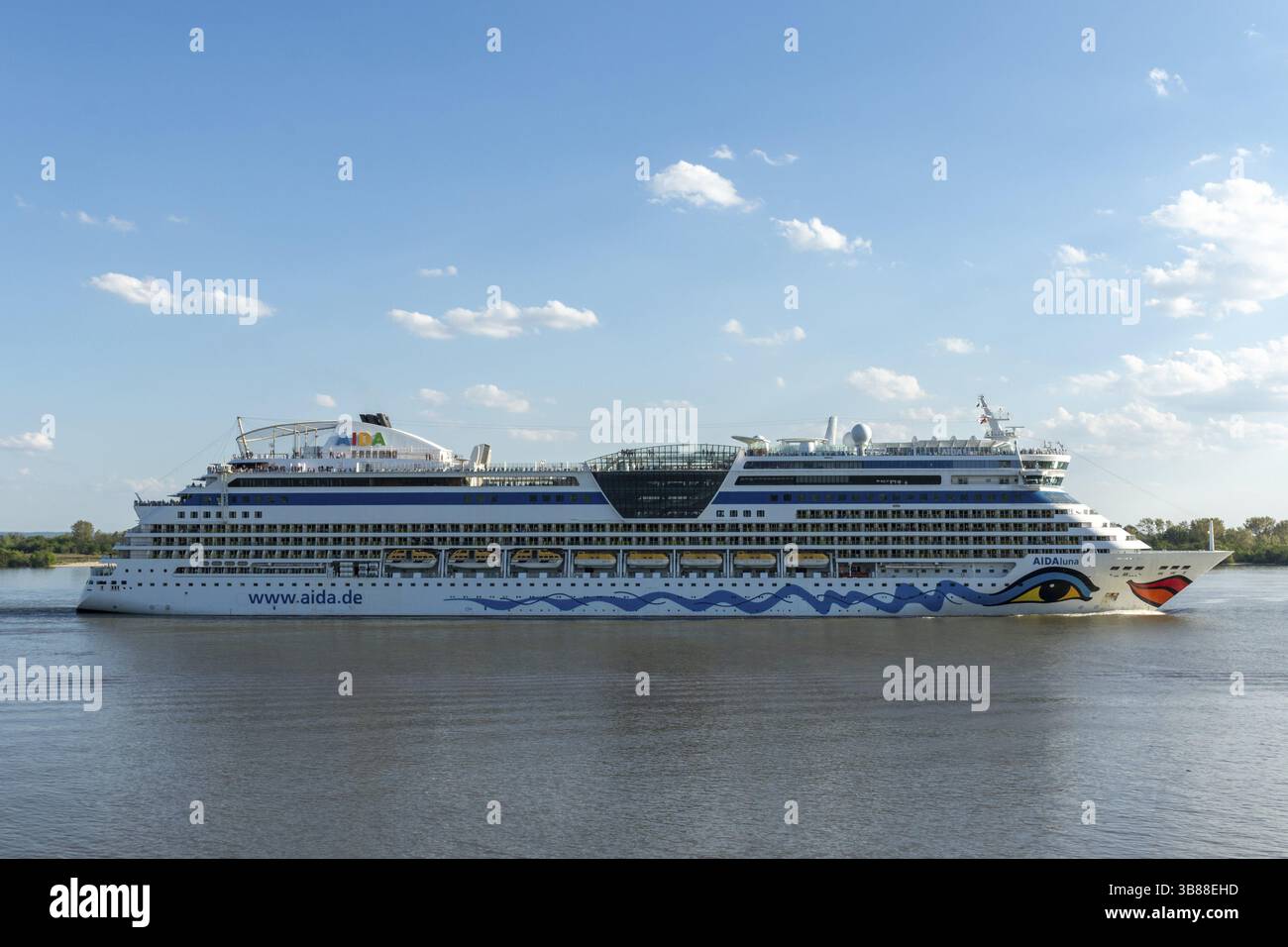 Sommerwetter im Mai, Kreuzfahrtschiff AIDAluna des Reiseveranstalters AIDA in der Abendsonne auf der Elbe, Hamburg, Deutschland, Europa Stockfoto