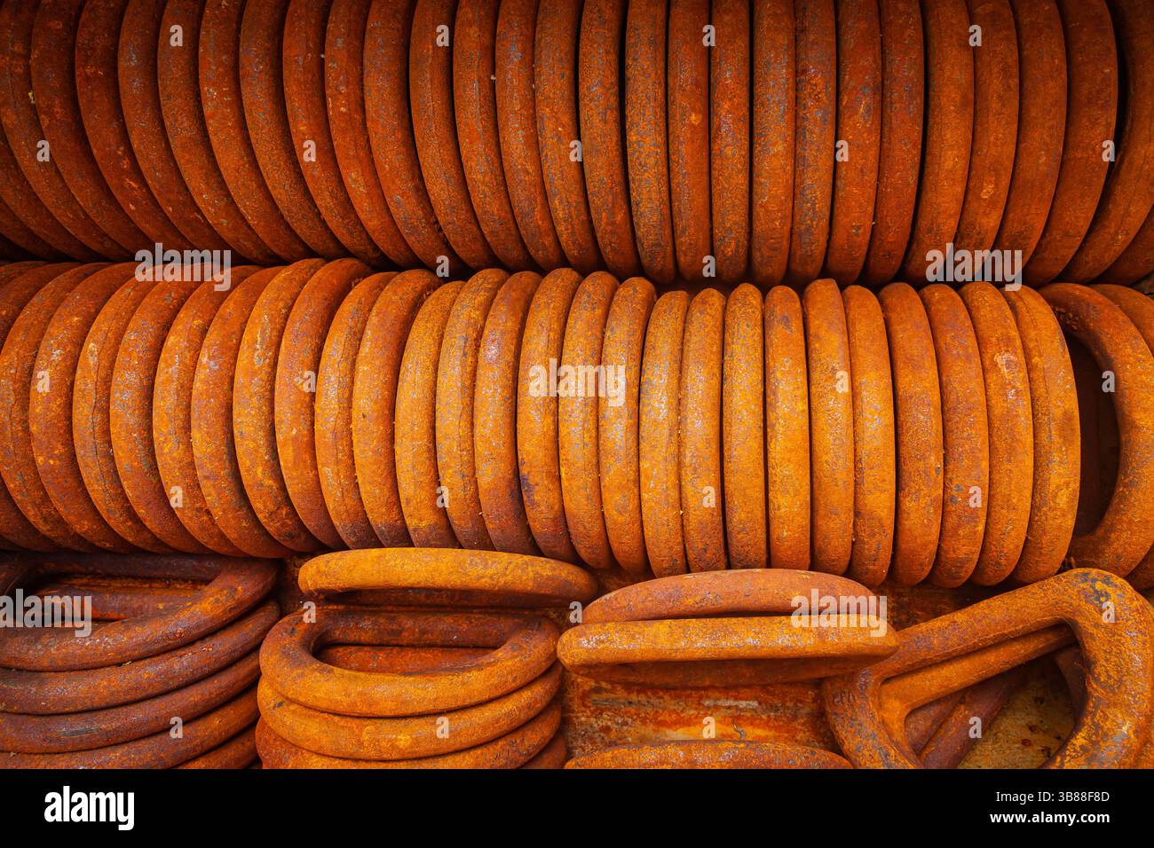 Aufeinander gestapelte Roststahlringe zur Ladungssicherung, Draufsicht. Stockfoto