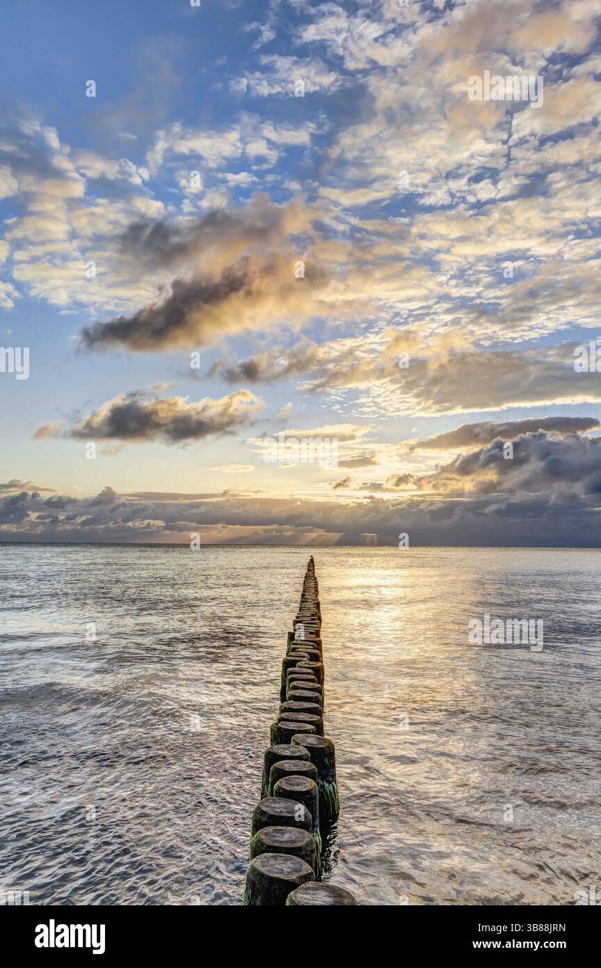 Wunderbarer Sonnenaufgang am Strand im Sommer Stockfoto