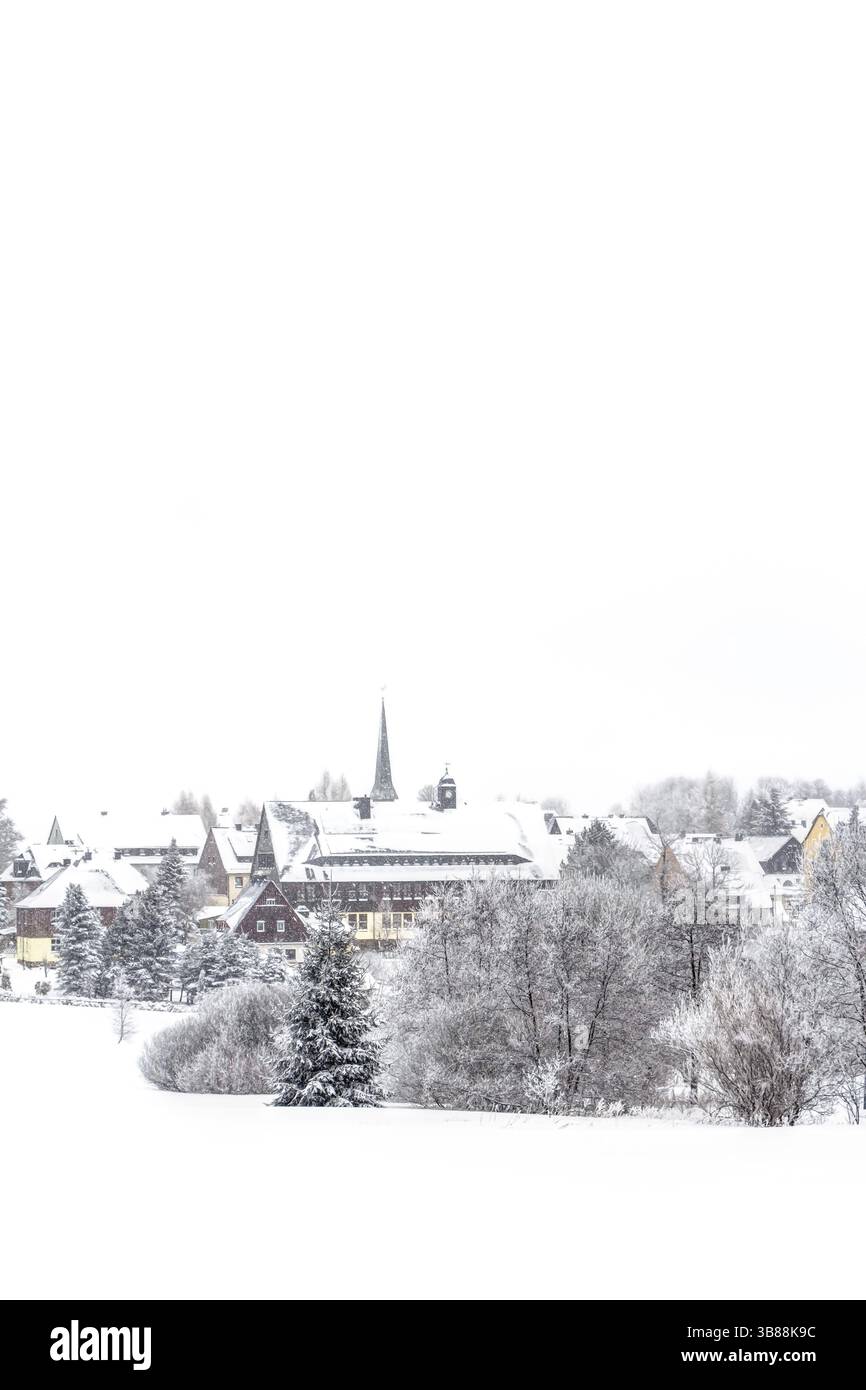 Landschaft der schneebedeckten Berge im Hochland bei Altenberg, Sachsen in Deutschland Stockfoto