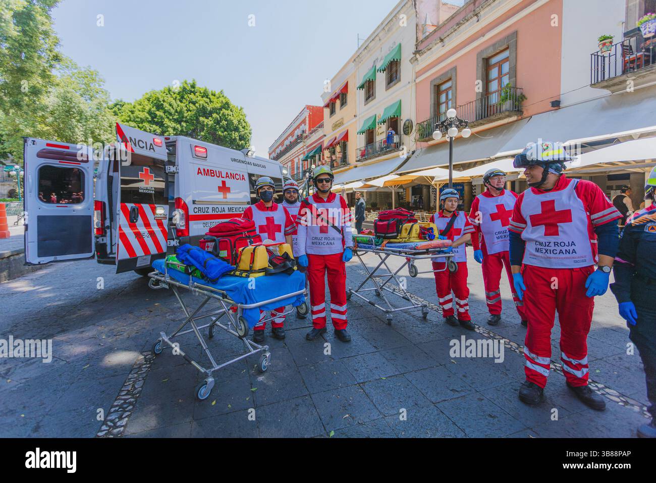 Eine Gruppe von Sanitätern des Roten Kreuzes steht bereit, um verletzten Teilnehmern während der Nationalen Erdbebenbohrung in Puebla zu helfen und ihre Koordination zu zeigen Stockfoto