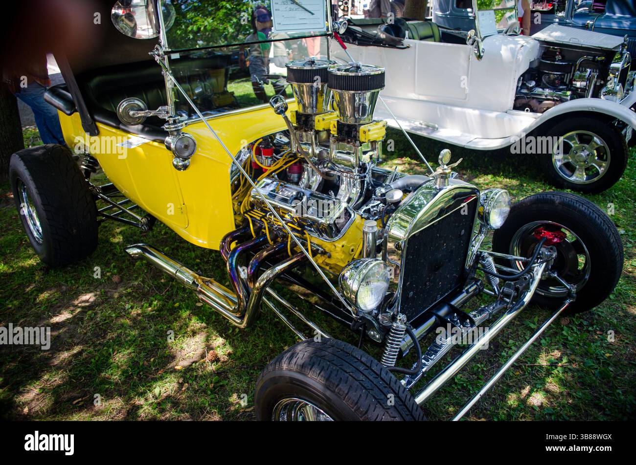 Gruppierung von restaurierten Sammlerautos und Hot Rods auf einer Autoshow im Schatten an einem Sommertag Stockfoto