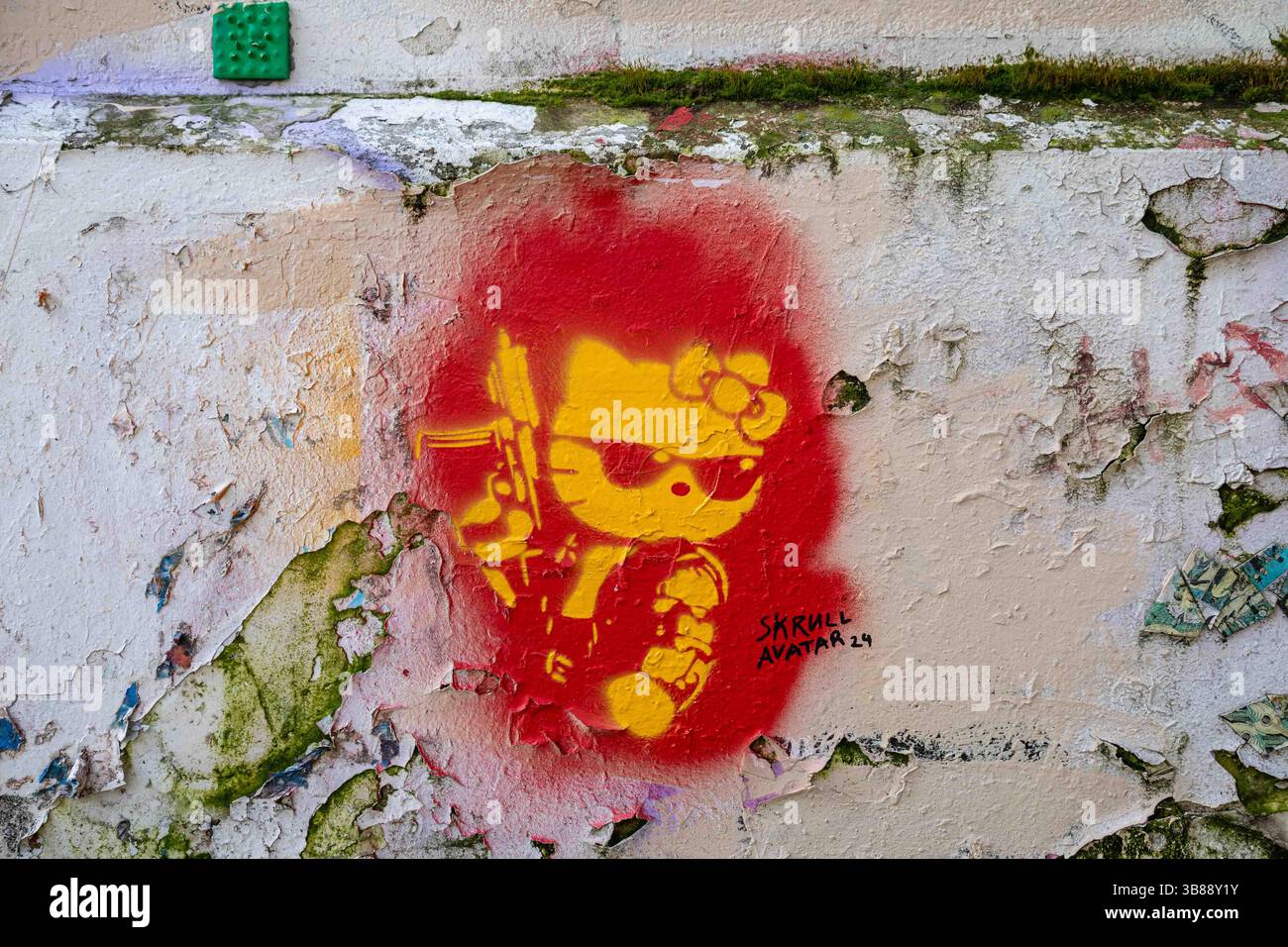 Montmartre Street Art: Hallo Kitty mit einem Maschinengewehr. Schablonengraffiti von Srull Avatar am Place Emile Goudeau in Montmartre, Paris, Frankreich. Stockfoto