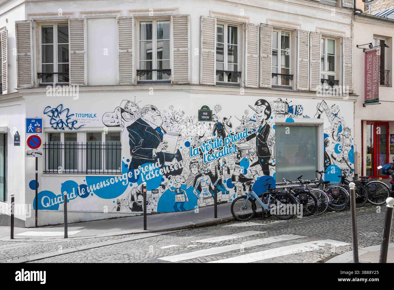 Montmartre Street Art: Homo Politicus, ein großes Graffiti von Titomulk in der Ecke Rue Germain Pilon und Rue Véron in Paris, Frankreich Stockfoto