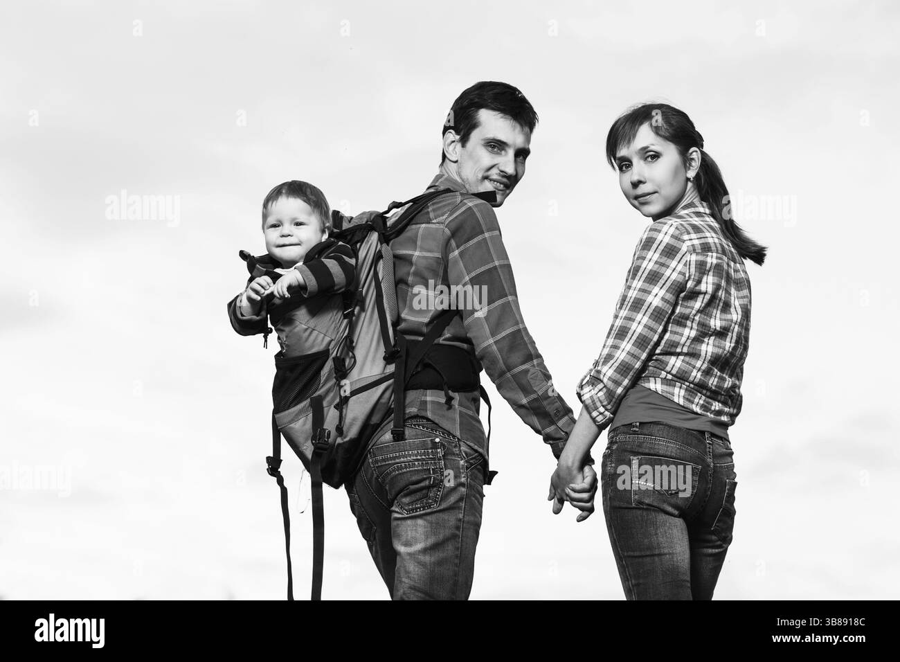 Kleiner Junge in Rucksacktrage auf Spaziergang Stockfoto