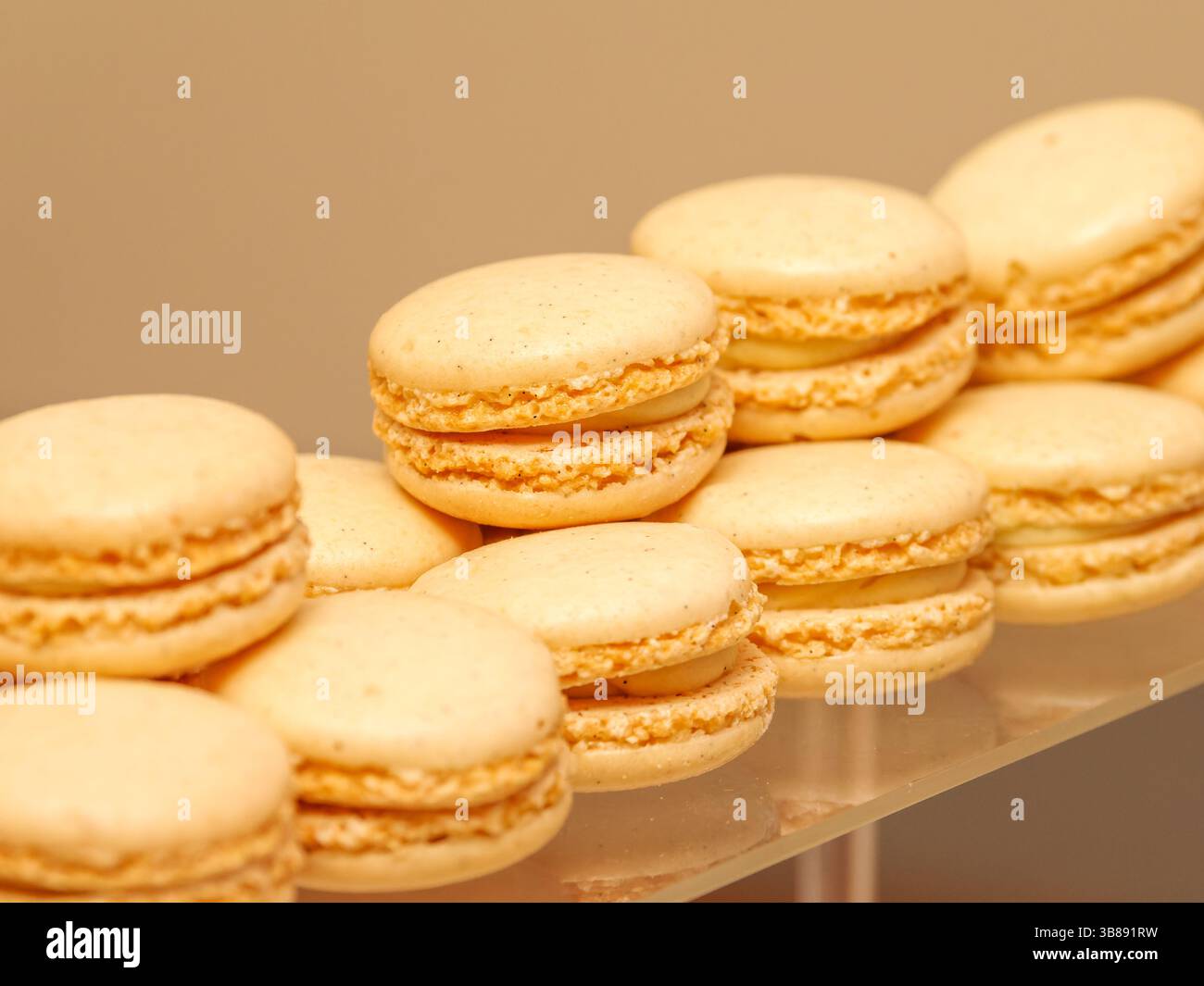Klassische Vanillemakarons mit cremiger Vanillefüllung, ein raffiniertes französisches Dessert, perfekt für süße Tische oder elegante Anlässe. Stockfoto
