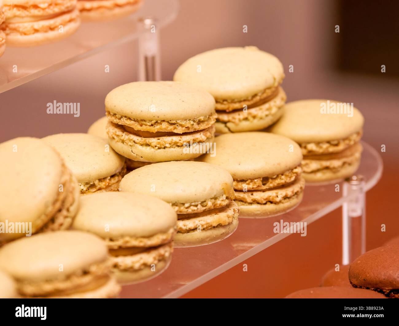 Zarte Pistazienmakarons mit cremiger Füllung, klassische französische Konditorei perfekt für elegante Desserts oder festliche Süßspeisen. Stockfoto