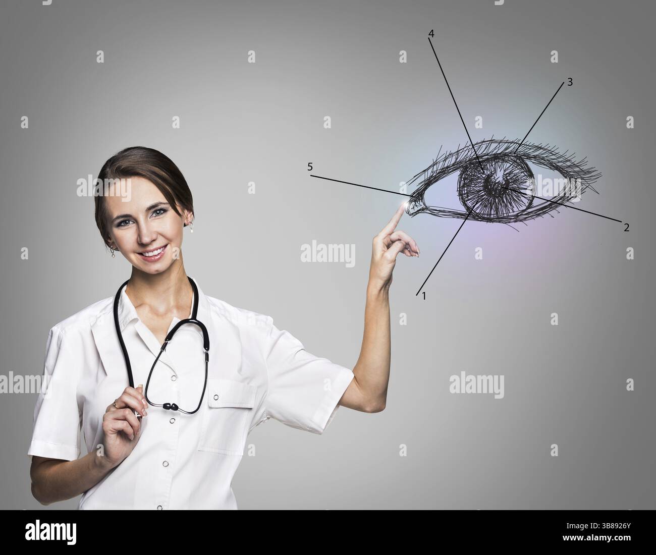 Junge Ärztin in Uniform-Touch, menschliches Auge über grauem Hintergrund Stockfoto