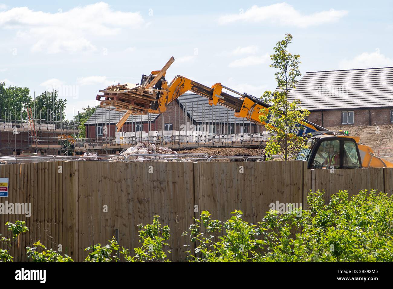 Windsor, Großbritannien. Mai 2025. Ein neues Crest Nicholson Housing Anwesen im Bau in Windsor, Berkshire auf ehemaligen Feldern. Das Gebäude wurde von Crest Nicholson gebaut und heißt Windsor Gate. 135 Häuser werden gebaut, und die Preise für einige Häuser auf dem Neubaugebiet belaufen sich auf 1,1 Millionen Pfund. Im Royal Borough of Windsor & Maidenhead gibt es derzeit einen Bauboom mit vielen Feldern, offenen Flächen und Wildlebensräumen, auf denen gebaut wird, was den Verlust von Ackerland, offenen Grünflächen und Wildlebensräumen bedeutet. Anfang dieses Jahres sagte die Arbeitskanzlerin Rachel Reeves, dass die Entwickler das tun würden Stockfoto
