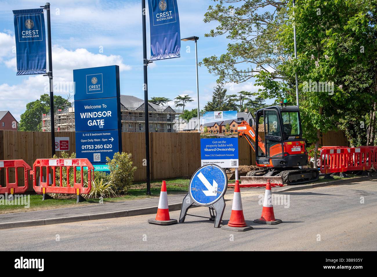 Windsor, Großbritannien. Mai 2025. Ein neues Crest Nicholson Housing Anwesen im Bau in Windsor, Berkshire auf ehemaligen Feldern. Das Gebäude wurde von Crest Nicholson gebaut und heißt Windsor Gate. 135 Häuser werden gebaut, und die Preise für einige Häuser auf dem Neubaugebiet belaufen sich auf 1,1 Millionen Pfund. Im Royal Borough of Windsor & Maidenhead gibt es derzeit einen Bauboom mit vielen Feldern, offenen Flächen und Wildlebensräumen, auf denen gebaut wird, was den Verlust von Ackerland, offenen Grünflächen und Wildlebensräumen bedeutet. Anfang dieses Jahres sagte die Arbeitskanzlerin Rachel Reeves, dass die Entwickler das tun würden Stockfoto