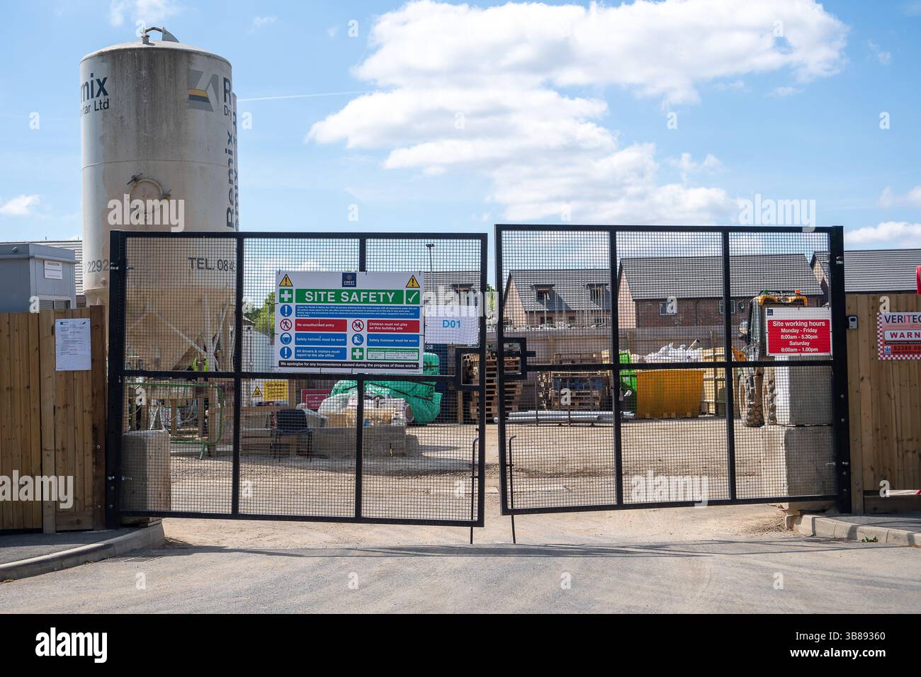 Windsor, Großbritannien. Mai 2025. Ein neues Crest Nicholson Housing Anwesen im Bau in Windsor, Berkshire auf ehemaligen Feldern. Das Gebäude wurde von Crest Nicholson gebaut und heißt Windsor Gate. 135 Häuser werden gebaut, und die Preise für einige Häuser auf dem Neubaugebiet belaufen sich auf 1,1 Millionen Pfund. Im Royal Borough of Windsor & Maidenhead gibt es derzeit einen Bauboom mit vielen Feldern, offenen Flächen und Wildlebensräumen, auf denen gebaut wird, was den Verlust von Ackerland, offenen Grünflächen und Wildlebensräumen bedeutet. Anfang dieses Jahres sagte die Arbeitskanzlerin Rachel Reeves, dass die Entwickler das tun würden Stockfoto