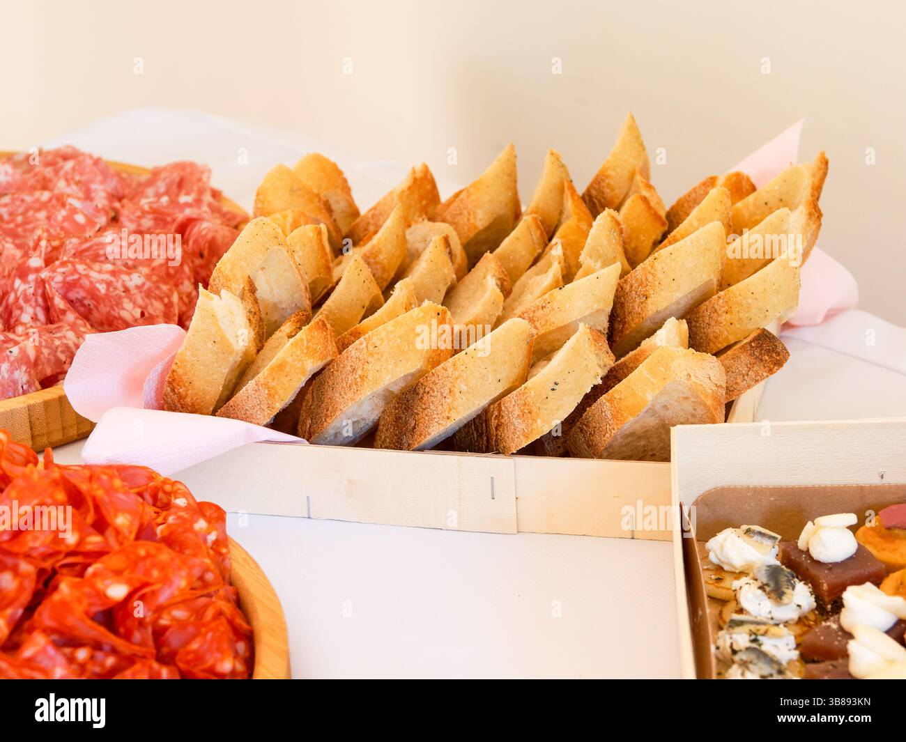 Elegantes Vorspeisenbuffet für Hochzeiten mit einer Auswahl an Fingerfood, perfekt für Cocktailstunden oder Empfänge. Stockfoto