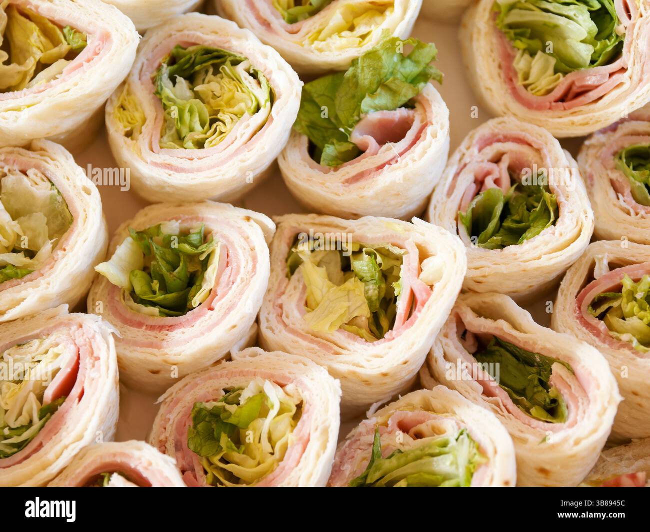 Buffetauflage, Hochzeitsverpflegung, herzhafte Vorspeisen, Essen für Cocktailpartys, Veranstaltungsbuffet, Fingerfood-Ideen, kalte Wrap-Snacks, salzige Canapés, kleine Häppchen Stockfoto