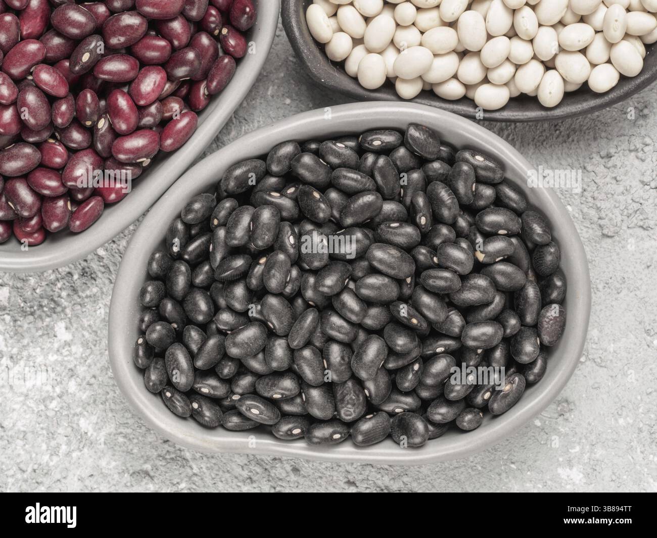 Schwarze, rote und weiße Bohnen gemischt Stockfoto