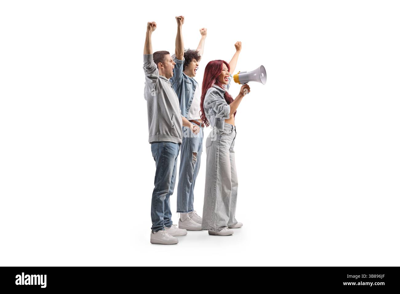 Leute auf einem Protest und Frau, die ein Megaphon auf weißem Hintergrund hält Stockfoto