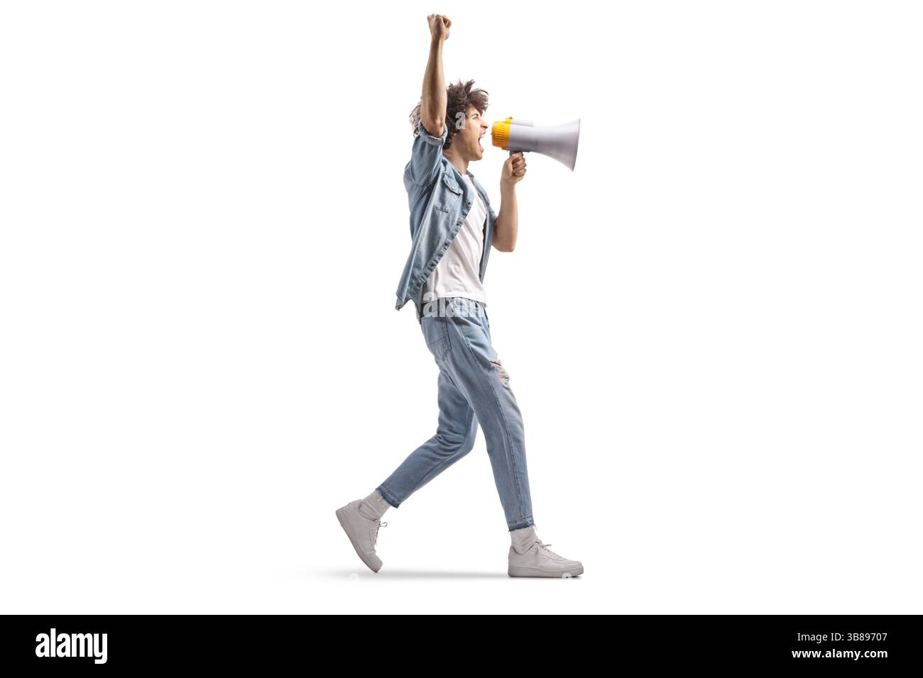 Junger Mann, der mit einem Megaphon läuft und auf weißem Hintergrund schreien kann Stockfoto