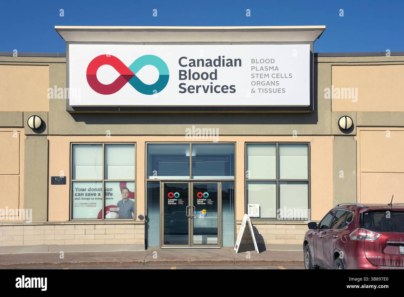 Thunder Bay, Kanada - 8. April 2025: Canadian Blood Services Plasma Spender Centre. CBS sammelt, testet und produziert Blut und Blutprodukte, inkl. Stockfoto