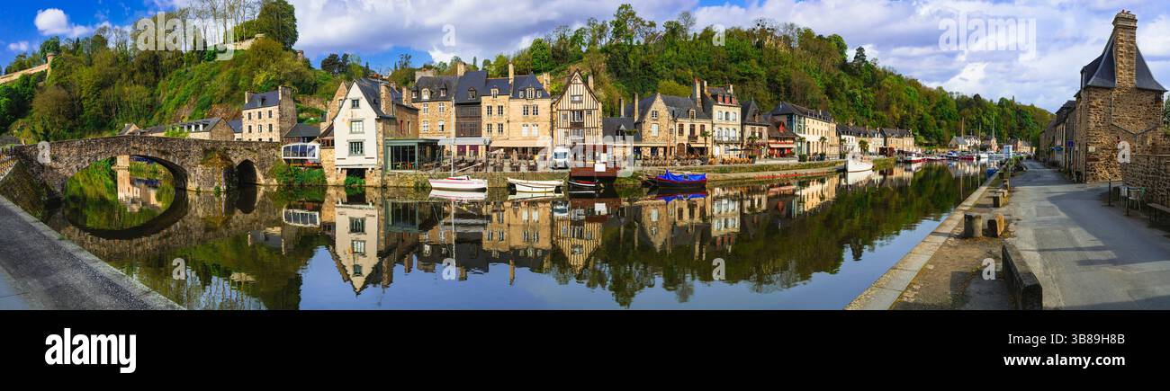Frankreich reisen, malerische Dörfer und romantische Städte der Bretagne. Malerischer traditioneller Hafen von Dinan mit Fachwerkhäusern und Restaurants Stockfoto