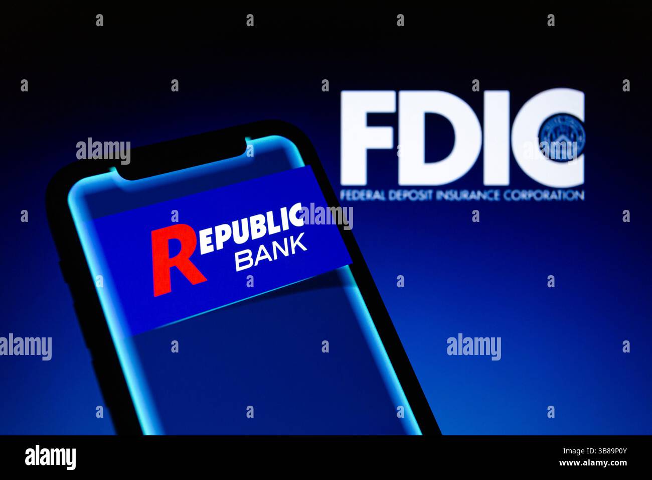 26. April 2024, Asuncion, Paraguay: Republic Bank Logo wird auf einem Smartphone mit FDIC-Logo angezeigt. Die Republic First Bank mit Sitz in Philadelphia wurde heute vom Pennsylvania Department of Banking and Securities geschlossen, das die Federal Deposit Insurance Corporation (FDIC) zum Empfänger ernannte. Um die Einleger zu schützen, schloss das FDIC eine Vereinbarung mit der Fulton Bank, National Association of Lancaster, Pennsylvania, ab, im Wesentlichen alle Einlagen zu übernehmen und im Wesentlichen alle Vermögenswerte der Republic Bank zu kaufen“, sagte das FDIC in einer Erklärung Stockfoto