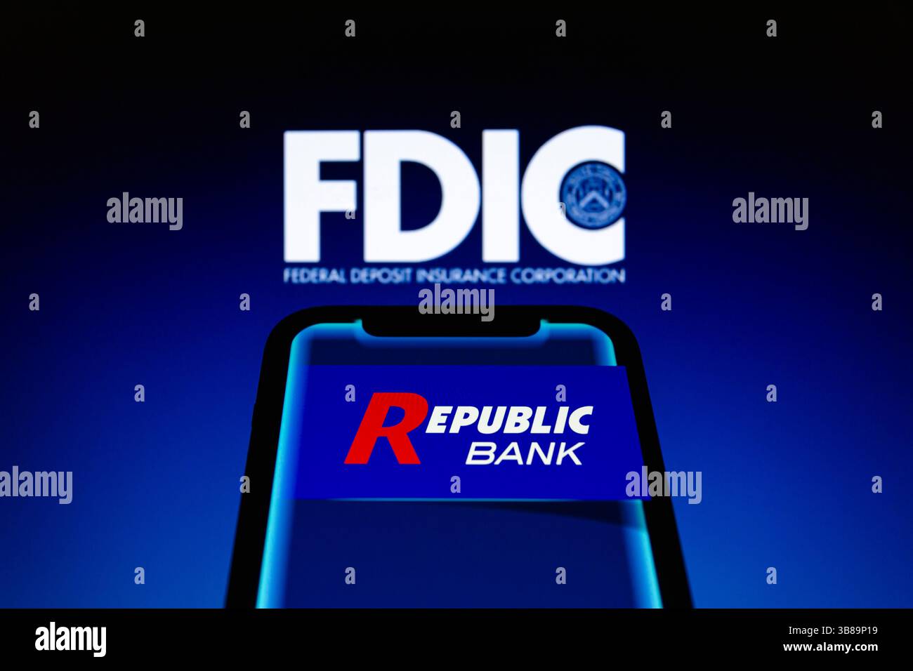 26. April 2024, Asuncion, Paraguay: Republic Bank Logo wird auf einem Smartphone mit FDIC-Logo angezeigt. Die Republic First Bank mit Sitz in Philadelphia wurde heute vom Pennsylvania Department of Banking and Securities geschlossen, das die Federal Deposit Insurance Corporation (FDIC) zum Empfänger ernannte. Um die Einleger zu schützen, schloss das FDIC eine Vereinbarung mit der Fulton Bank, National Association of Lancaster, Pennsylvania, ab, im Wesentlichen alle Einlagen zu übernehmen und im Wesentlichen alle Vermögenswerte der Republic Bank zu kaufen“, sagte das FDIC in einer Erklärung Stockfoto