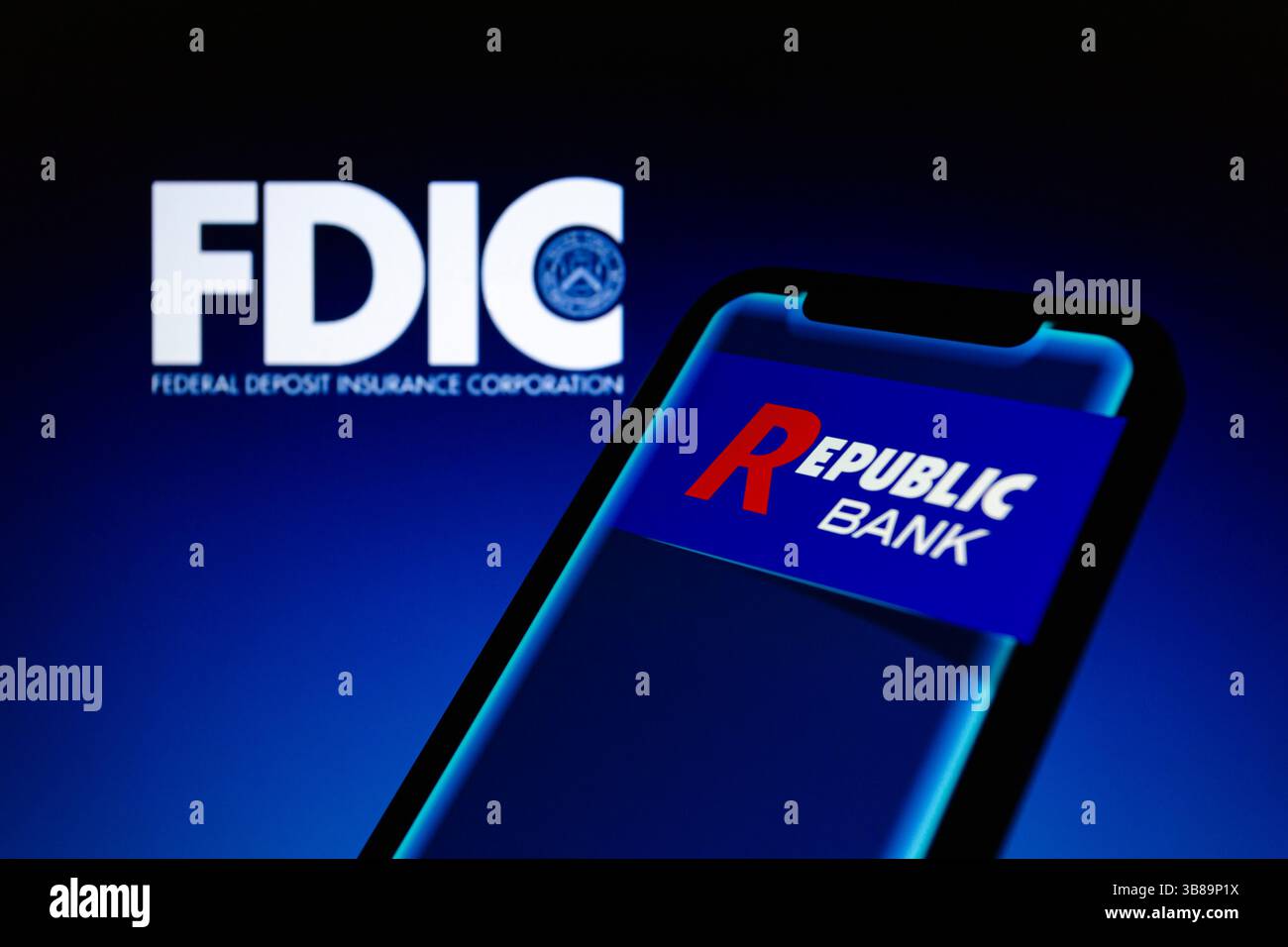 26. April 2024, Asuncion, Paraguay: Republic Bank Logo wird auf einem Smartphone mit FDIC-Logo angezeigt. Die Republic First Bank mit Sitz in Philadelphia wurde heute vom Pennsylvania Department of Banking and Securities geschlossen, das die Federal Deposit Insurance Corporation (FDIC) zum Empfänger ernannte. Um die Einleger zu schützen, schloss das FDIC eine Vereinbarung mit der Fulton Bank, National Association of Lancaster, Pennsylvania, ab, im Wesentlichen alle Einlagen zu übernehmen und im Wesentlichen alle Vermögenswerte der Republic Bank zu kaufen“, sagte das FDIC in einer Erklärung Stockfoto