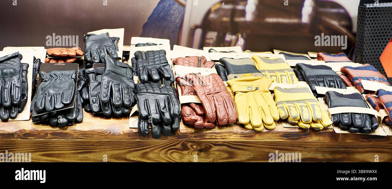 Motorradlederhandschuhe in einem Geschäft Stockfoto