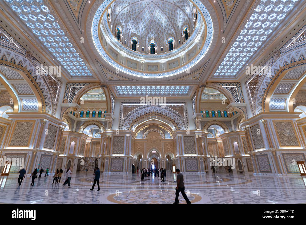 Abu Dhabi, VAE - 5. Februar 2023: Die große Halle im Präsidentenpalast, Qasr Al Watan, das Innere des Nationalpalastes in Abu Dhabi. Natürlich Stockfoto