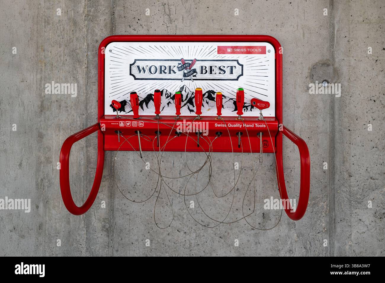 Grimentz, Switezrland - 15. Dezember. 2024: Selbstbedienungs-Set mit diversen Schraubendrehern von Swiss Tools zur schnellen Reparatur von Skiausrüstung auf t Stockfoto