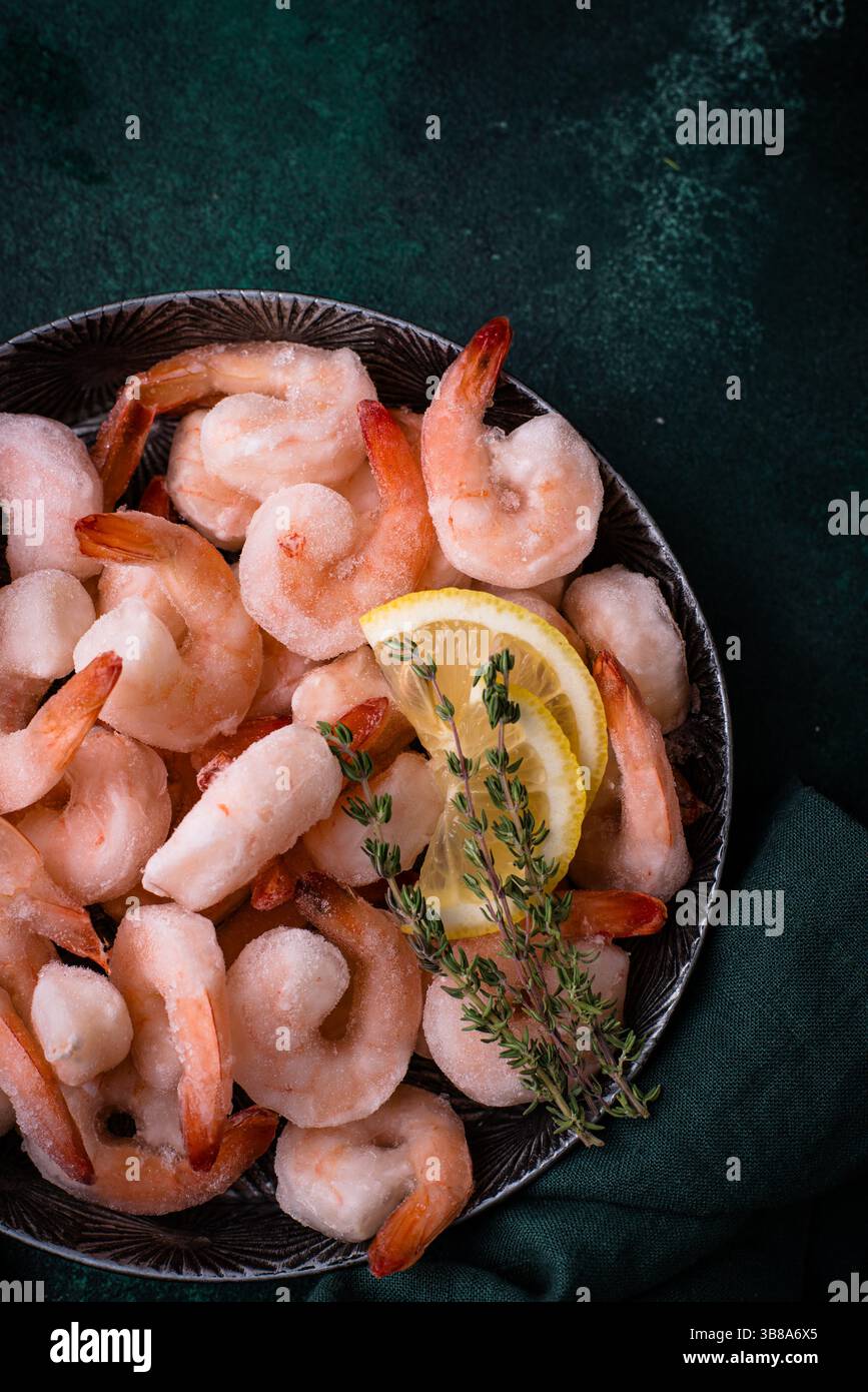 Gefrorene ungekochte Garnelen oder Garnelen mit Zitrone Stockfoto