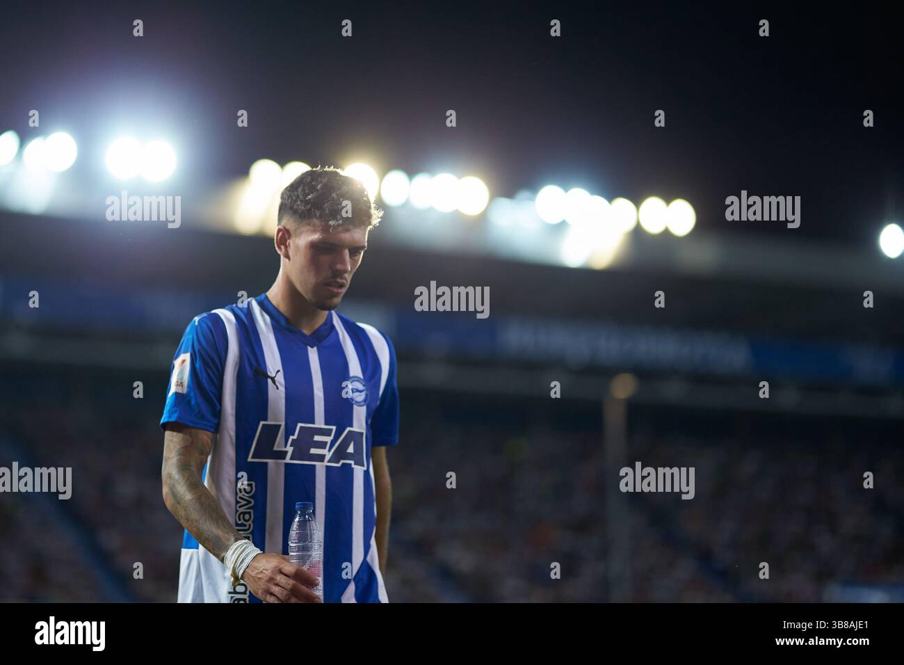 8. Oktober 2023: Javi Lopez von Deportivo Alaves sieht beim LaLiga EA Sports Spiel zwischen Deportivo Alaves und Real Betis Balompie am 8. Oktober 2023 in Mendizorroza in Vitoria, Spanien, an. (Kreditbild: © Ricardo Larreina/AFP7 via ZUMA Press Wire) Stockfoto