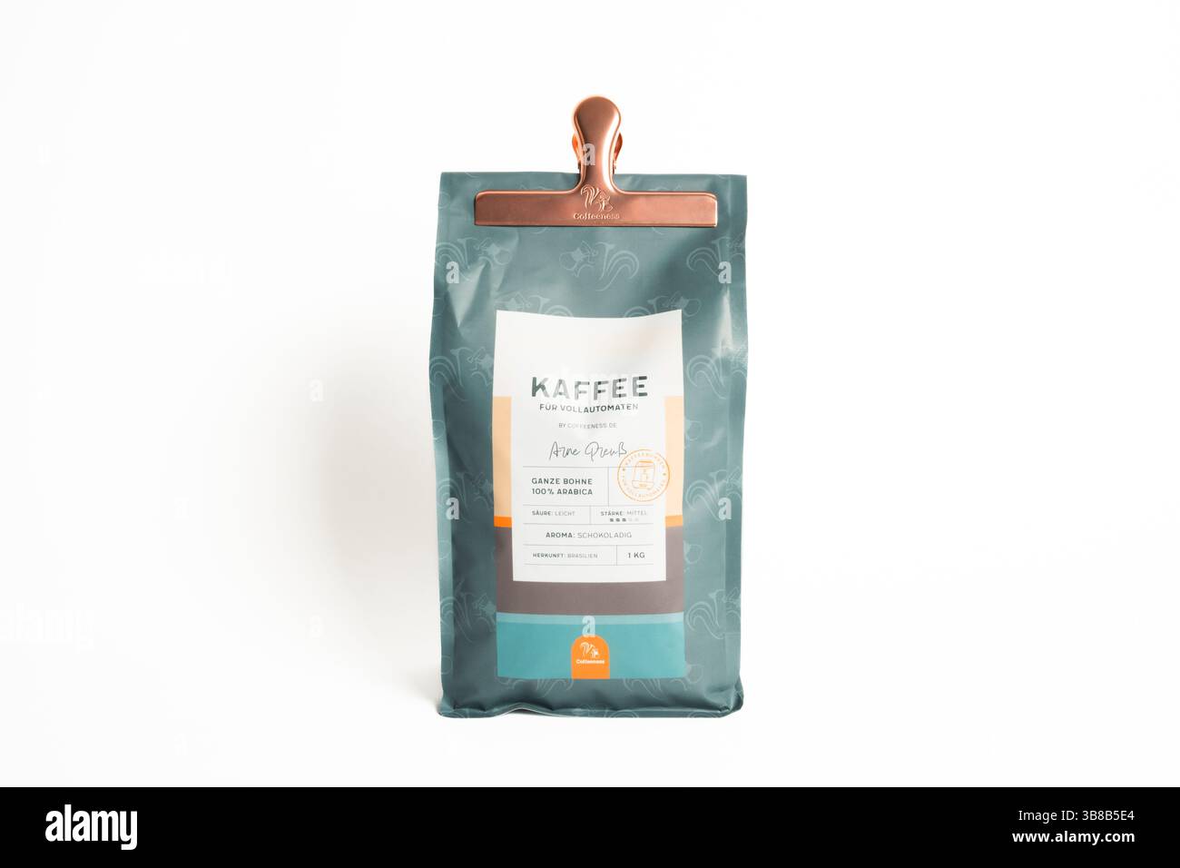 Premium-Beutel für ganze Kaffeebohnen mit Kupferclip – isoliert auf weiß Stockfoto