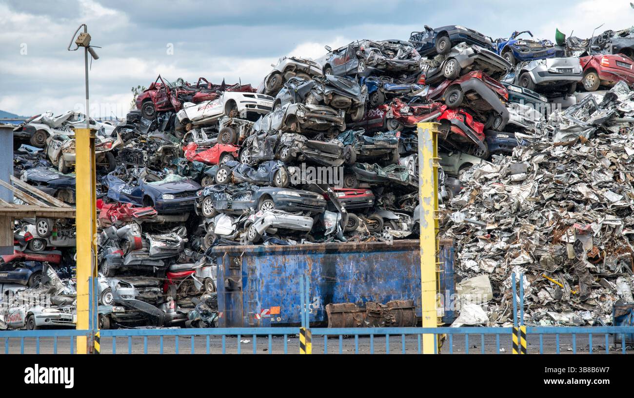 Ein Haufen zerquetschter Autos auf einem Schrottplatz. Recycling von Autos. Stockfoto