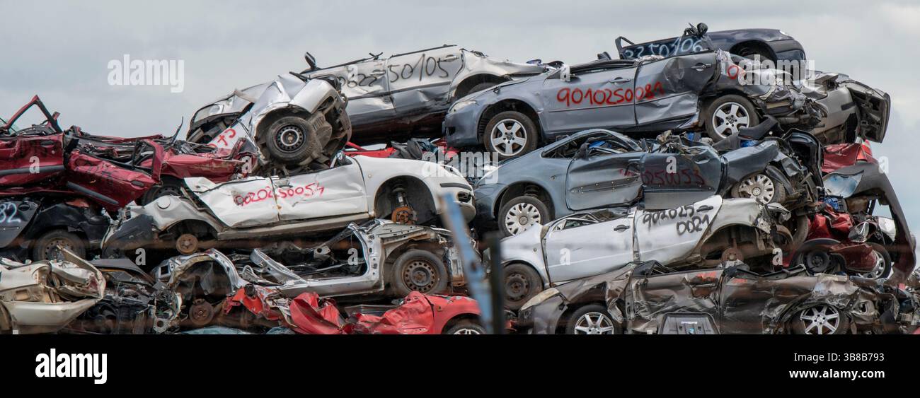 Ein Haufen zerquetschter Autos auf einem Schrottplatz. Recycling von Autos. Stockfoto