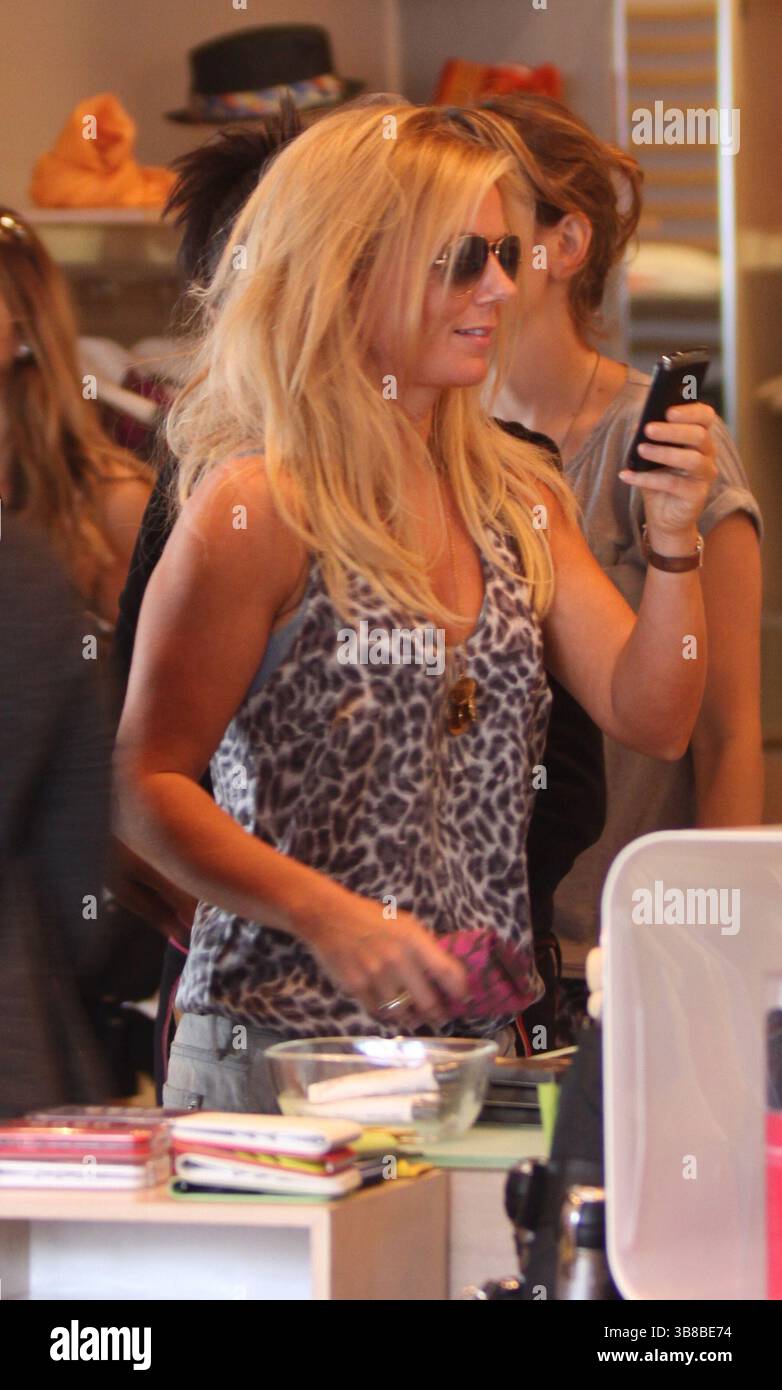 MIAMI, FL - 24. NOVEMBER: Das ehemalige Spice Girl Geri Halliwell wurde hier beim Einkaufen in Miami gesehen. Geraldine Estelle Geri Halliwell (* 6. August 1972) ist eine britische Popsängerin, Songwriterin, Schriftstellerin, Schauspielerin und Philanthropin. Nachdem Halliwell als Mitglied der Girlgroup The Spice Girls international bekannt wurde, startete sie ihre Solokarriere und veröffentlichte ihr Debütalbum Schizophonic. Seitdem veröffentlichte sie zwei weitere Studioalben â€” Scream If You Wanna Go Faster und Passion â€” sowie vier Nummer-Eins-Singles in den UK Singles Charts, ''Mi Chico Latino'', ''Lift Me Up'', ''Bag IT Up'' und '' Stockfoto