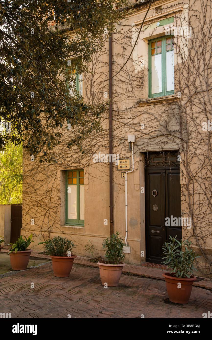 Straßenfotos der alten Häuser in Sant Martí d'Empúries Stockfoto