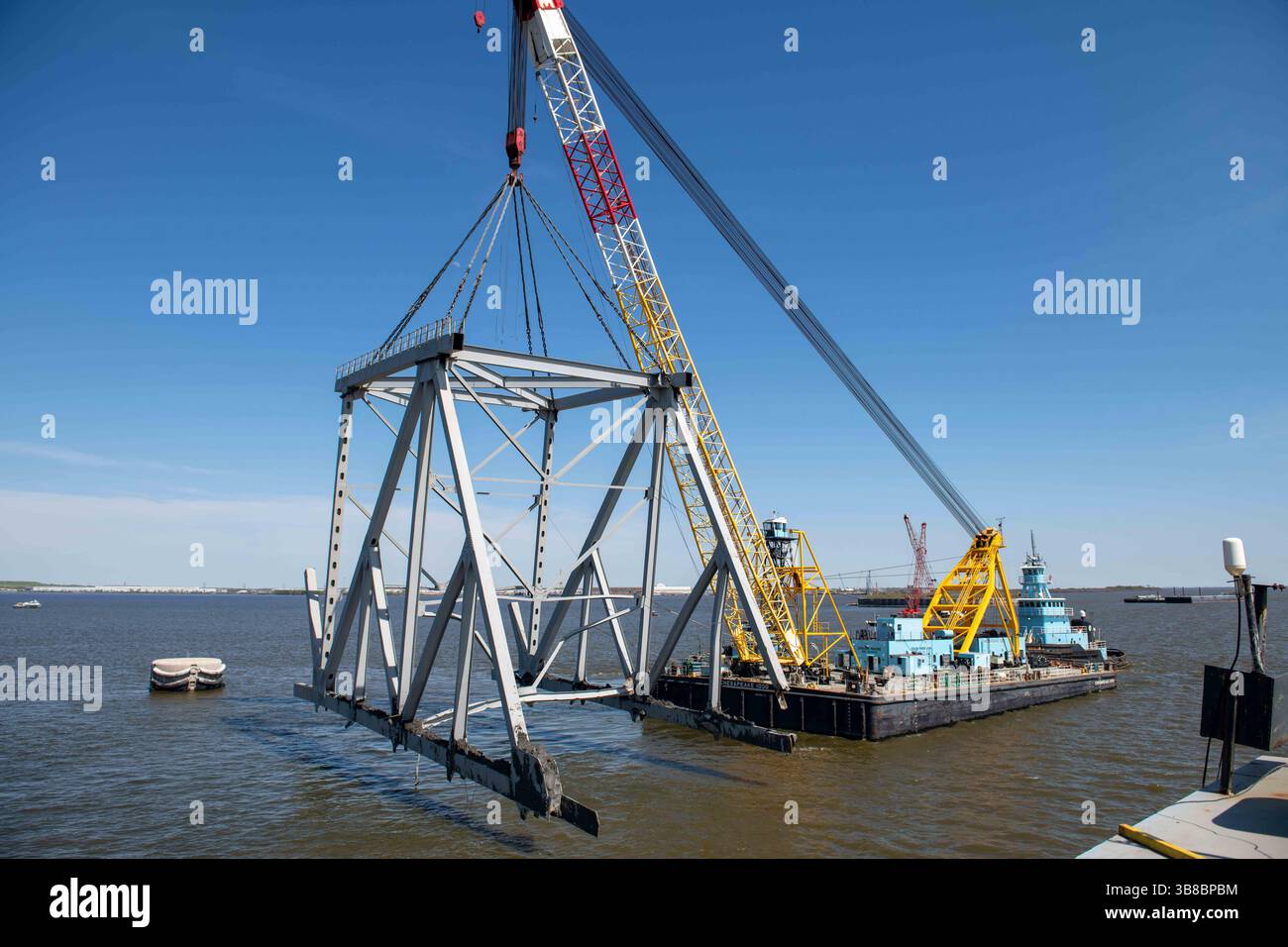 16. April 2024, Dundalk, MD, Vereinigte Staaten von Amerika: The Chesapeake, ein 1000 Tonnen schwerer Derrick-Barge hebt einen Abschnitt der eingestürzten Francis Scott Key Bridge, der den Kanal Fort McHenry blockiert, 16. April 2024 in der Nähe von Dundalk, Maryland. Die Brücke wurde am 26. März von einem 984-Fuß-Containerschiff getroffen und stürzte zusammen, wobei sechs Arbeiter ums Leben kamen. (Bild: © MC2 Christine Montgomery/U.S Nav/Planet Pix via ZUMA Press Wire) Stockfoto