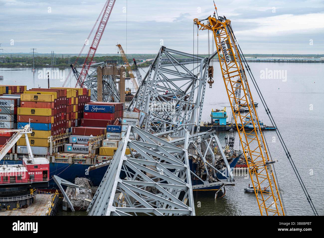 17. April 2024, Dundalk, MD, Vereinigte Staaten von Amerika: Crane barschickt Lebensreste der eingestürzten Francis Scott Key Bridge vom MV Dali Containerschiff, während die Arbeiten zur Eröffnung des Fort McHenry Kanals am 17. April 2024 in der Nähe von Dundalk, Maryland, fortgesetzt werden. Die Brücke wurde am 26. März von einem 984-Fuß-Containerschiff getroffen und stürzte zusammen, wobei sechs Arbeiter ums Leben kamen. (Bild: © MC2 Theodore Lee/U.S. Navy/Planet Pix via ZUMA Press Wire) Stockfoto
