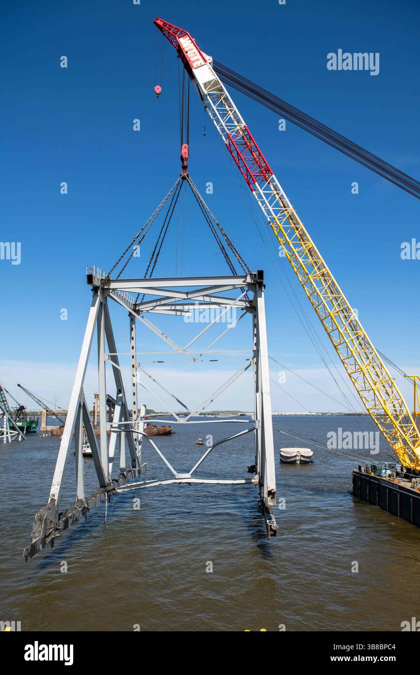 16. April 2024, Dundalk, MD, Vereinigte Staaten von Amerika: The Chesapeake, ein 1000 Tonnen schwerer Derrick-Barge hebt einen Abschnitt der eingestürzten Francis Scott Key Bridge, der den Kanal Fort McHenry blockiert, 16. April 2024 in der Nähe von Dundalk, Maryland. Die Brücke wurde am 26. März von einem 984-Fuß-Containerschiff getroffen und stürzte zusammen, wobei sechs Arbeiter ums Leben kamen. (Bild: © MC2 Christine Montgomery/U.S Nav/Planet Pix via ZUMA Press Wire) Stockfoto