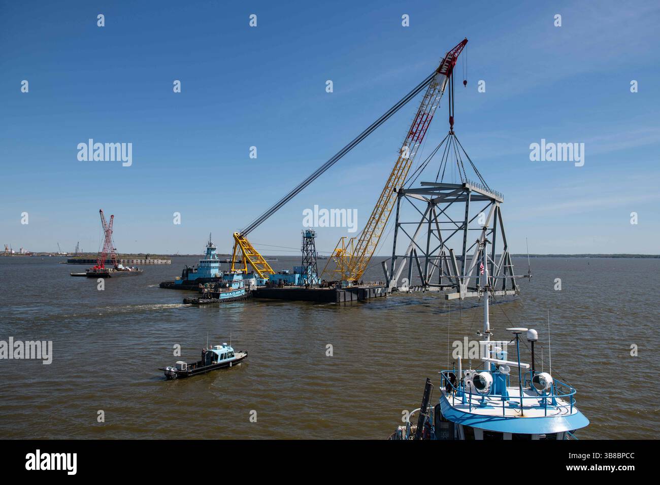 16. April 2024, Dundalk, MD, Vereinigte Staaten von Amerika: The Chesapeake, ein 1000 Tonnen schwerer Derrick-Barge hebt einen Abschnitt der eingestürzten Francis Scott Key Bridge, der den Kanal Fort McHenry blockiert, 16. April 2024 in der Nähe von Dundalk, Maryland. Die Brücke wurde am 26. März von einem 984-Fuß-Containerschiff getroffen und stürzte zusammen, wobei sechs Arbeiter ums Leben kamen. (Bild: © MC2 Christine Montgomery/U.S Nav/Planet Pix via ZUMA Press Wire) Stockfoto