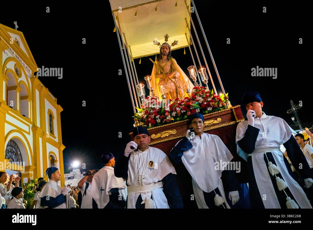 Nazarenos, Gläubige Mitglieder einer religiösen Bruderschaft, tragen während der Karwochenprozession in Mompox, Kolumbien, einen Wagen (paso). Stockfoto
