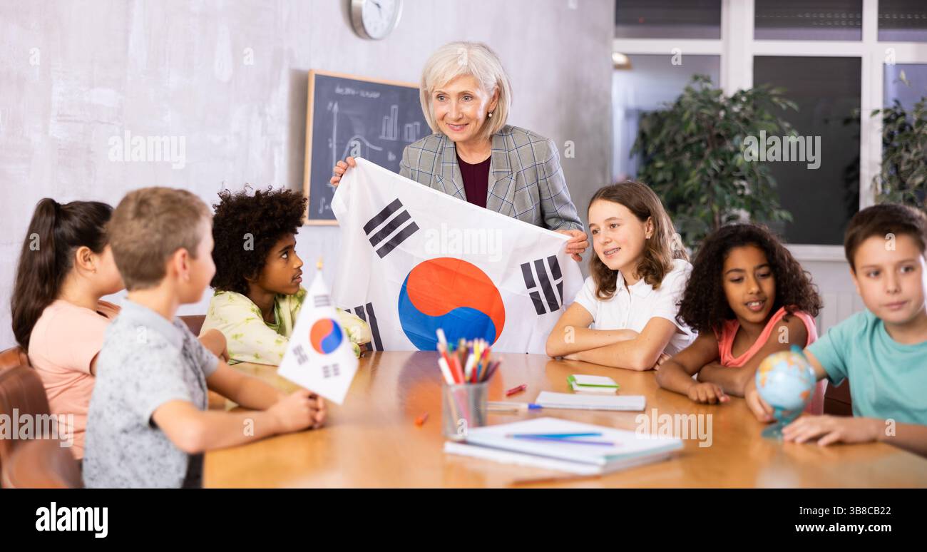 Reife Lehrerin erzählt Schülern die Geschichte der Republik Korea Stockfoto