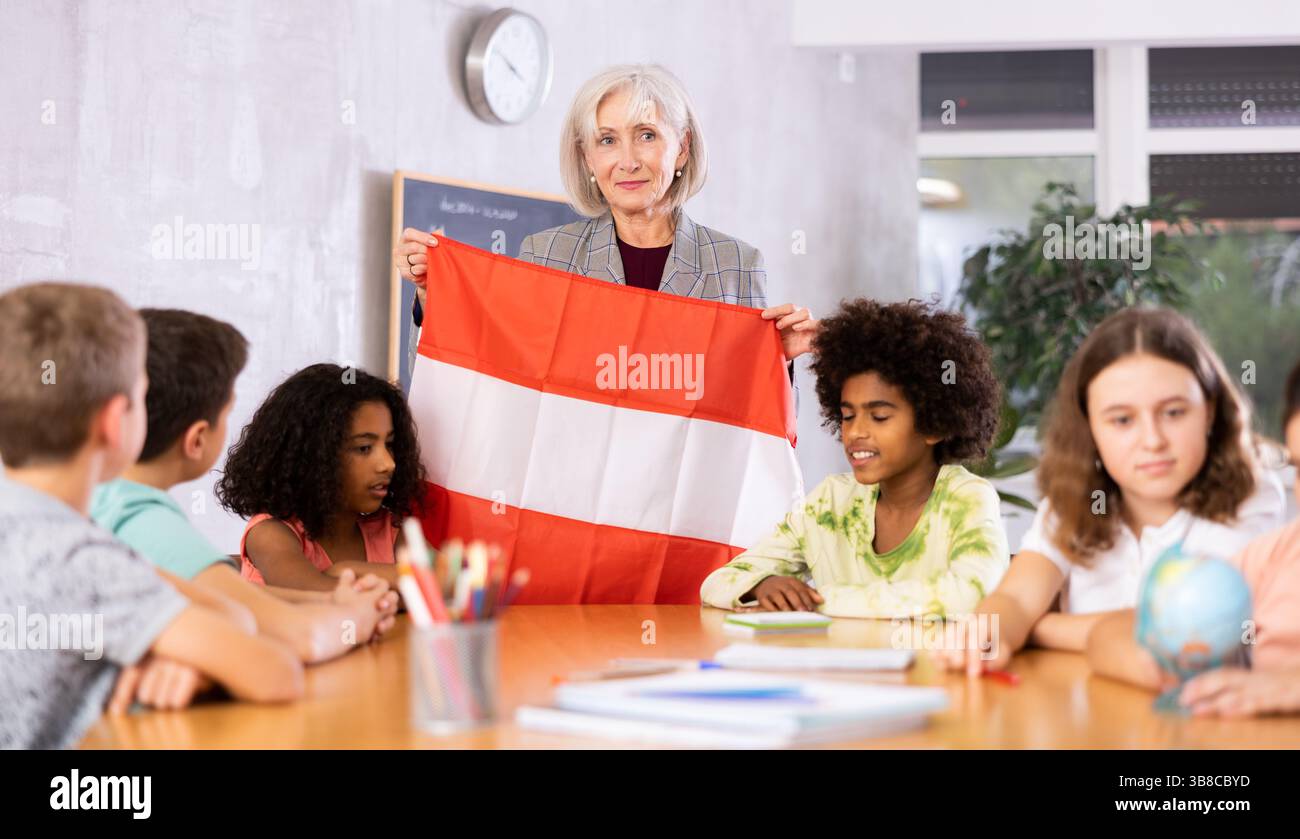 Reife Lehrerin erzählt den Schülern die Geschichte Österreichs Stockfoto