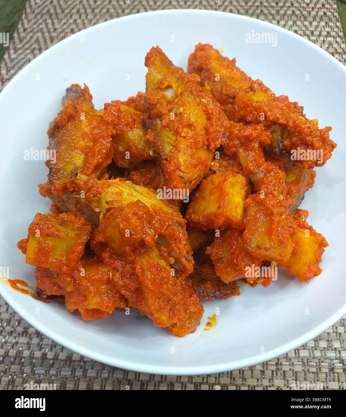 Tongkol Kentang Balado oder Tokgkol Cabe Merah, ein scharfes Gericht aus Thunfischmakrele aus Manado in Indonesien. Stockfoto