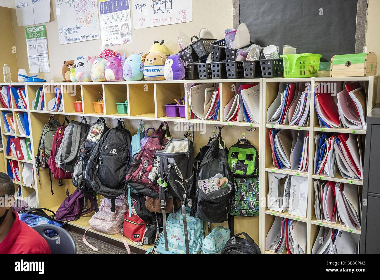 November 2023, Orlando, FL, USA: Rucksäcke, Abstelllöcher und Plüschtiere an der Sawgrass Bay Elementary School in Clermont, Florida, am 5. Oktober 2021. (Foto: © Willie J. Allen Jr/Orlando Sentinel Via ZUMA Press Wire) Stockfoto